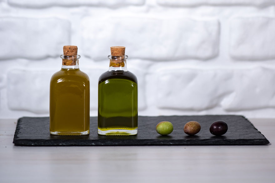 Filtered and unfiltered extra virgin olive oil