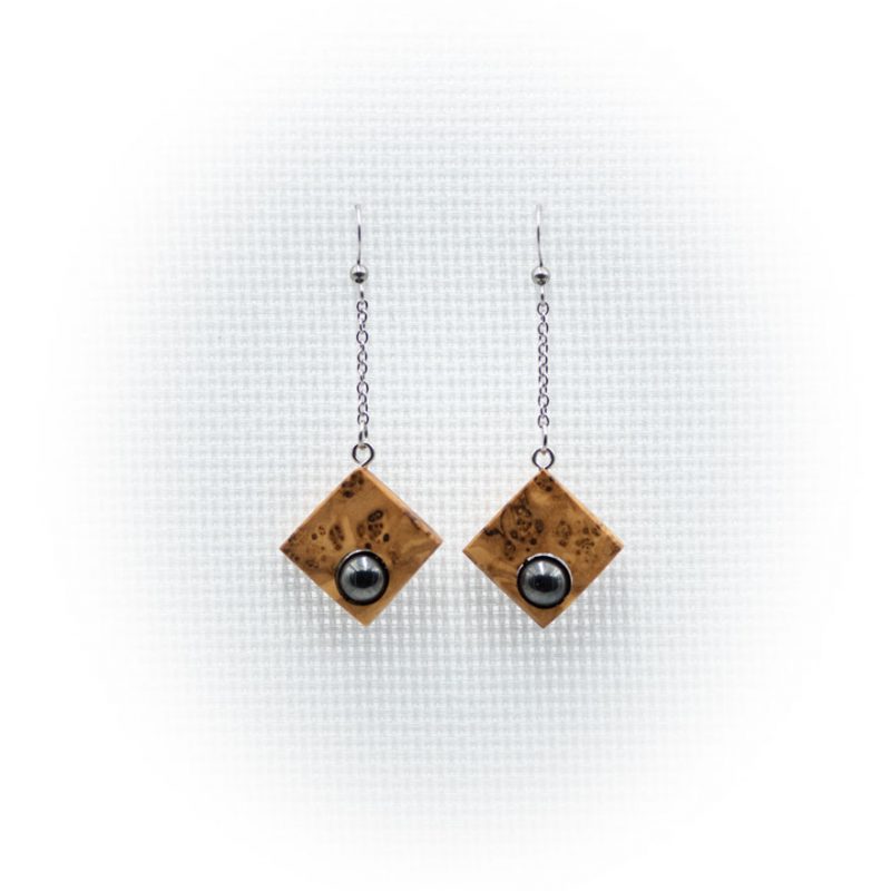 Pendientes artesanos de madera de olivo modelo "Aires de Jaén" con cuenta de hematites