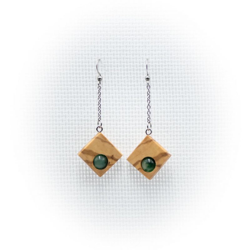 Pendientes artesanales de madera de olivo con cuentas de jade musgoso hechos en Cazorla (Jaén)