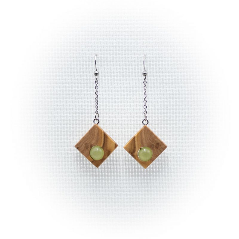 Pendientes artesanales de madera de olivo con cuentas de olivina hechos en Cazorla (Jaén)