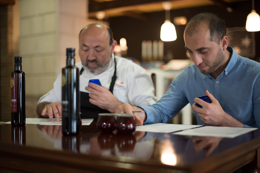 Alfonso y Avelino catando AOVE Sol Chiquito