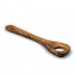 Cuchara con agujero de madera de olivo