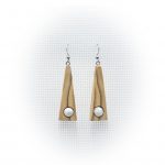 Pendientes artesanales de madera de olivo con cuentas de turquesa blanca hechos en Cazorla (Jaén)