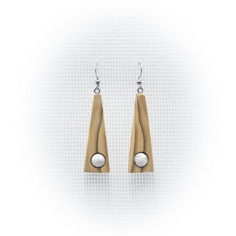Pendientes artesanales de madera de olivo con cuentas de turquesa blanca hechos en Cazorla (Jaén)