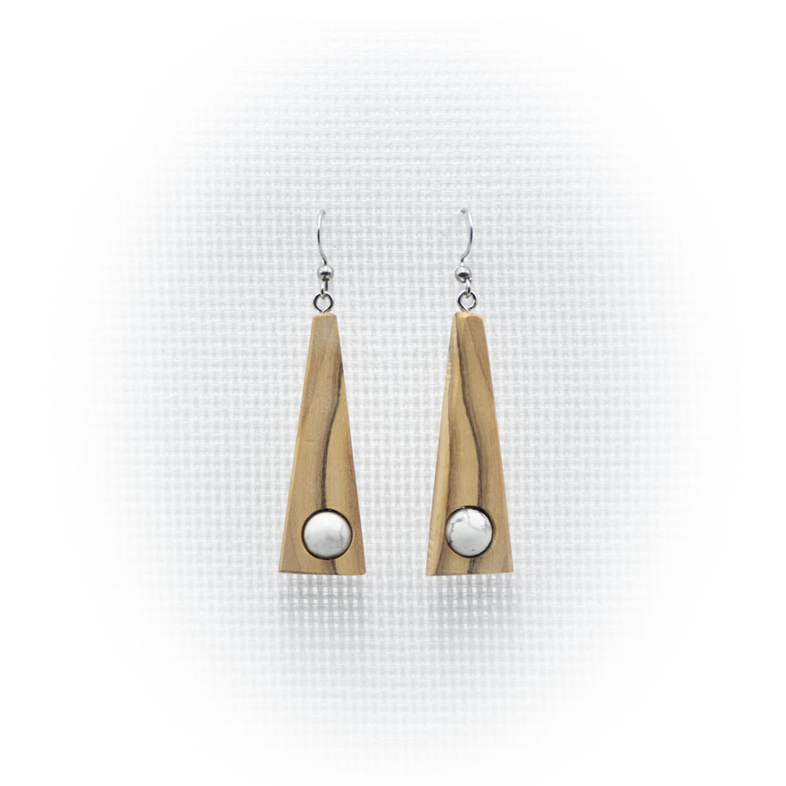 Pendientes artesanales de madera de olivo con cuentas de turquesa blanca hechos en Cazorla (Jaén)