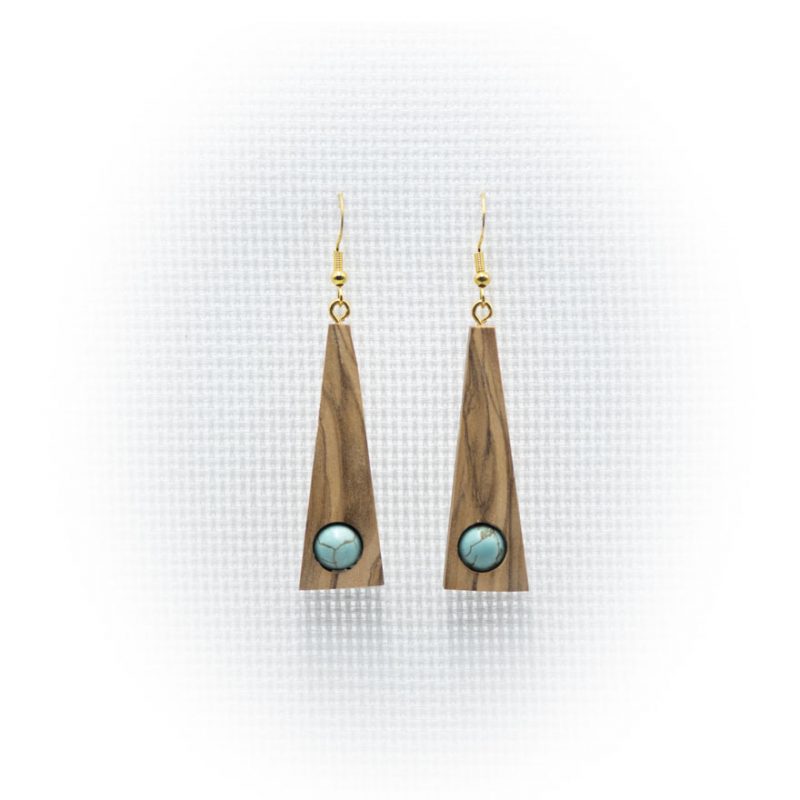 Pendientes artesanales de madera de olivo con cuentas de turquesa hechos en Cazorla (Jaén)