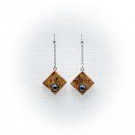 Pendientes artesanales de madera de olivo con cuentas de hematites hechos en Cazorla (Jaén)