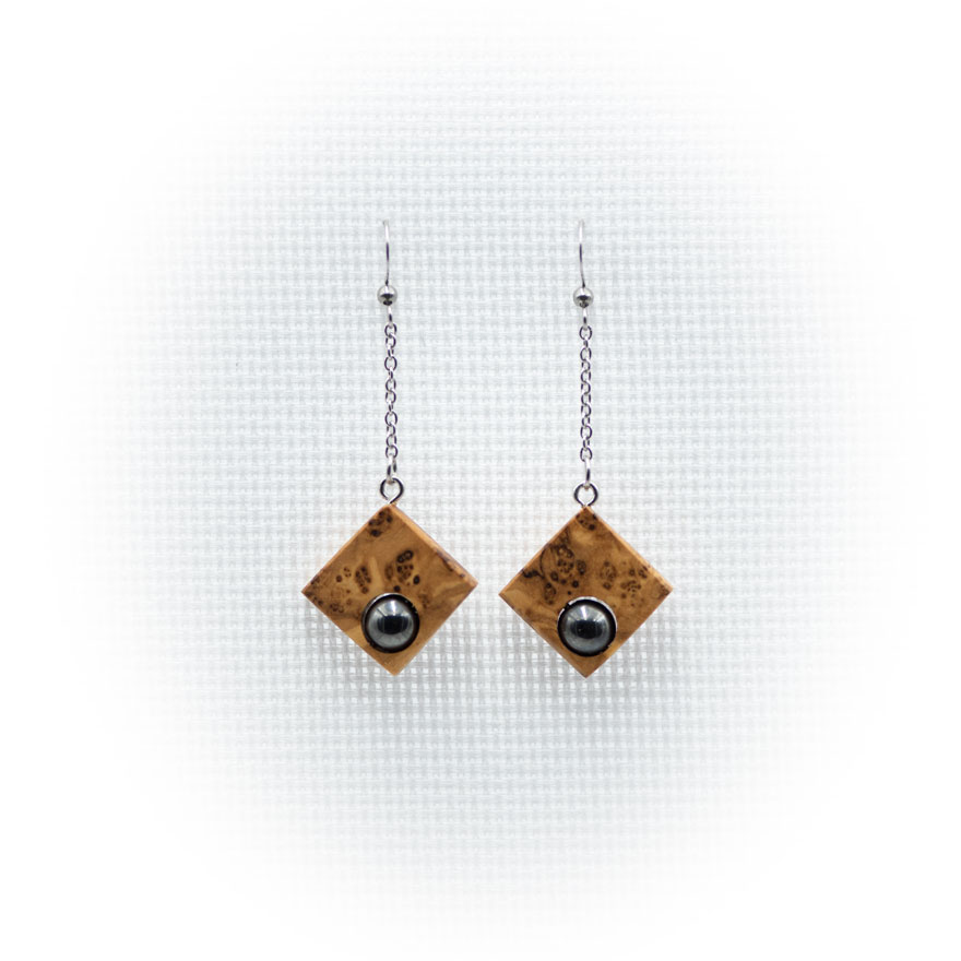 Pendientes artesanales de madera de olivo con cuentas de hematites hechos en Cazorla (Jaén)