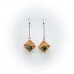 Pendientes artesanales de madera de olivo con cuentas de jade musgoso hechos en Cazorla (Jaén)