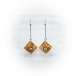 Pendientes artesanales de madera de olivo con cuentas de jade hecho en Cazorla (Jaén)