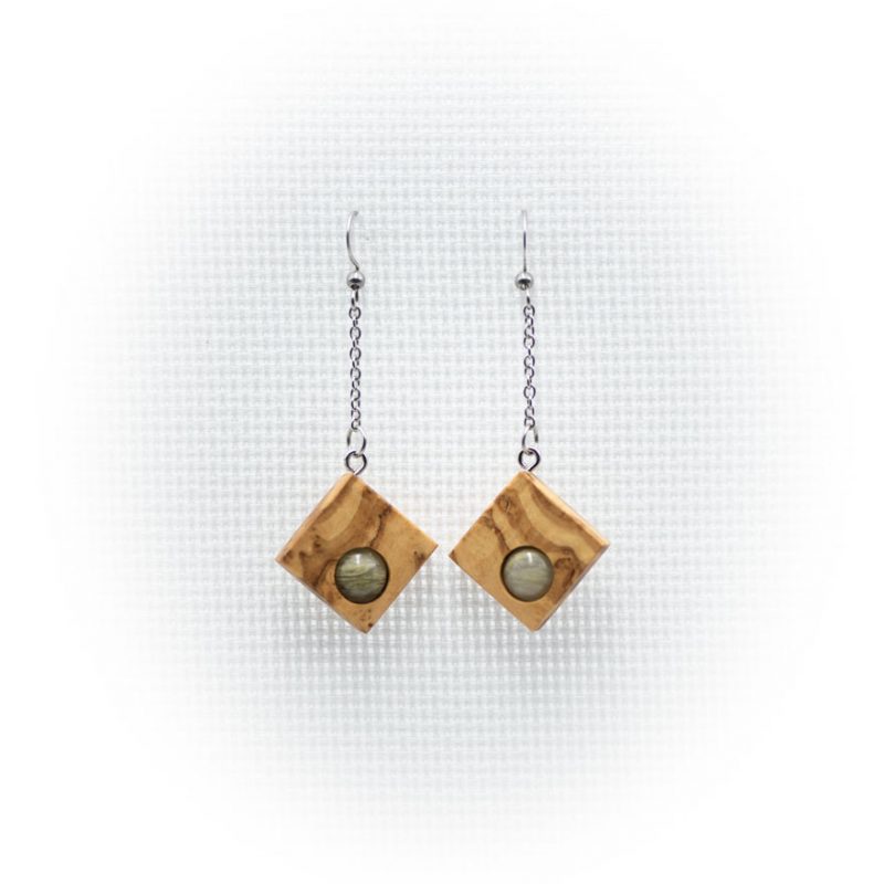 Pendientes artesanales de madera de olivo con cuentas de jade hecho en Cazorla (Jaén)