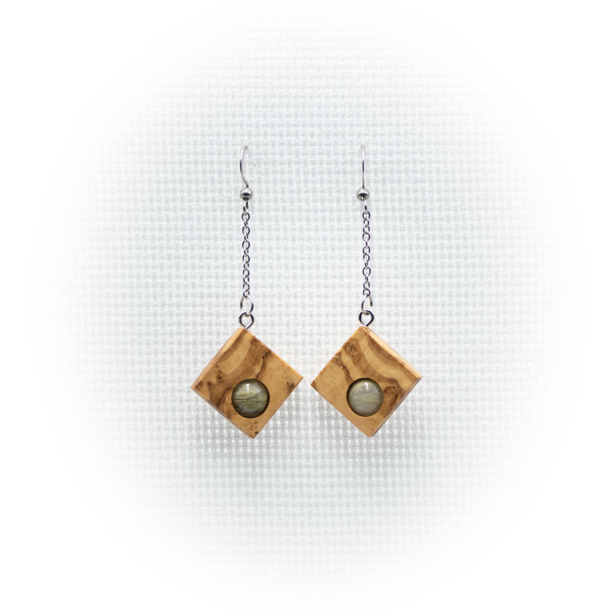 Pendientes artesanales de madera de olivo con cuentas de jade hecho en Cazorla (Jaén)
