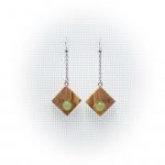 Pendientes artesanales de madera de olivo con cuentas de olivina hechos en Cazorla (Jaén)