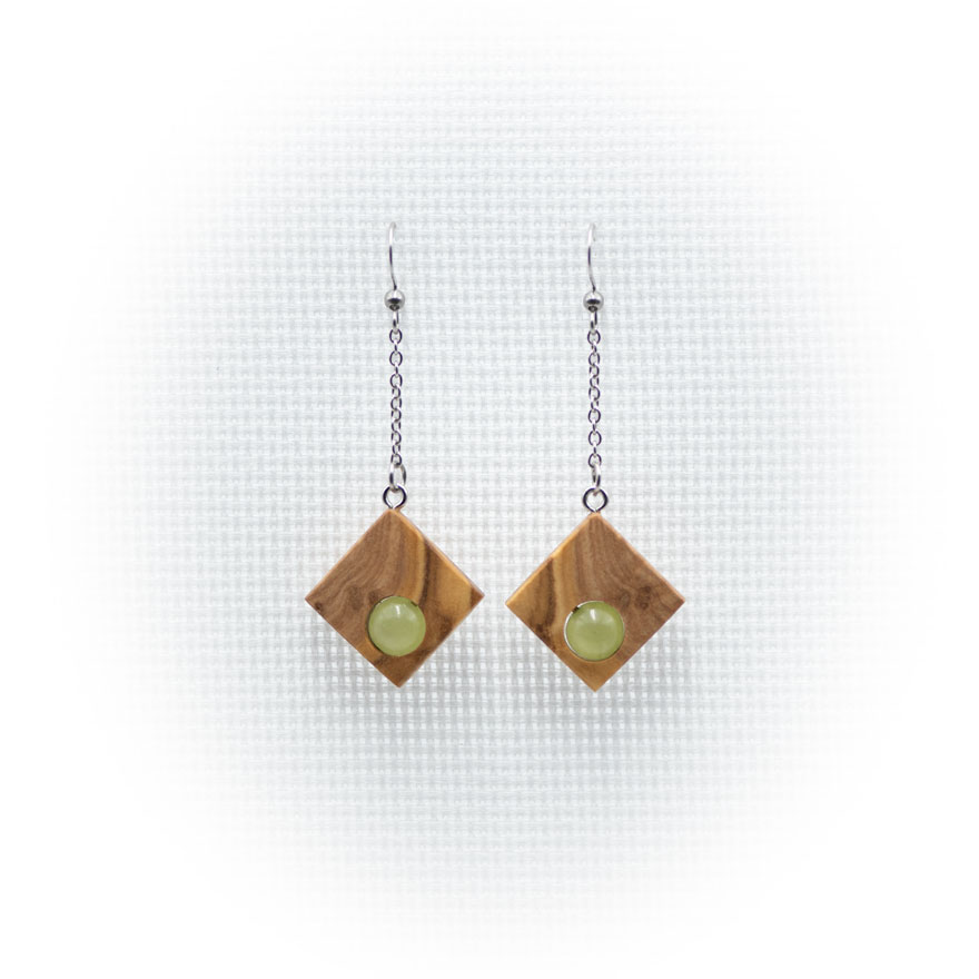 Pendientes artesanales de madera de olivo con cuentas de olivina hechos en Cazorla (Jaén)