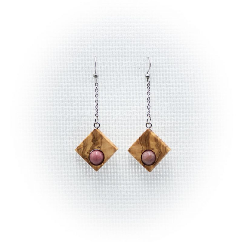 Pendientes artesanales de madera de olivo con cuentas de ágata negra hechos en Cazorla (Jaén)