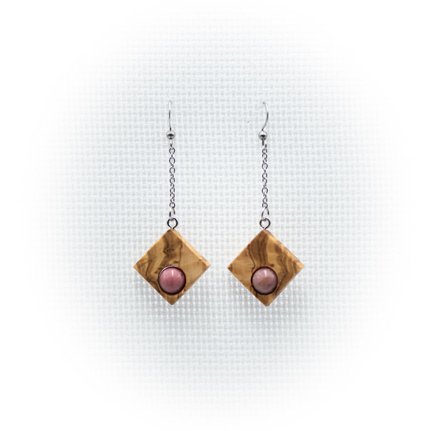 Pendientes artesanales de madera de olivo con cuentas de ágata negra hechos en Cazorla (Jaén)