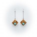 Pendientes artesanales de madera de olivo con piedras turquesas hecho en Cazorla (Jaén)