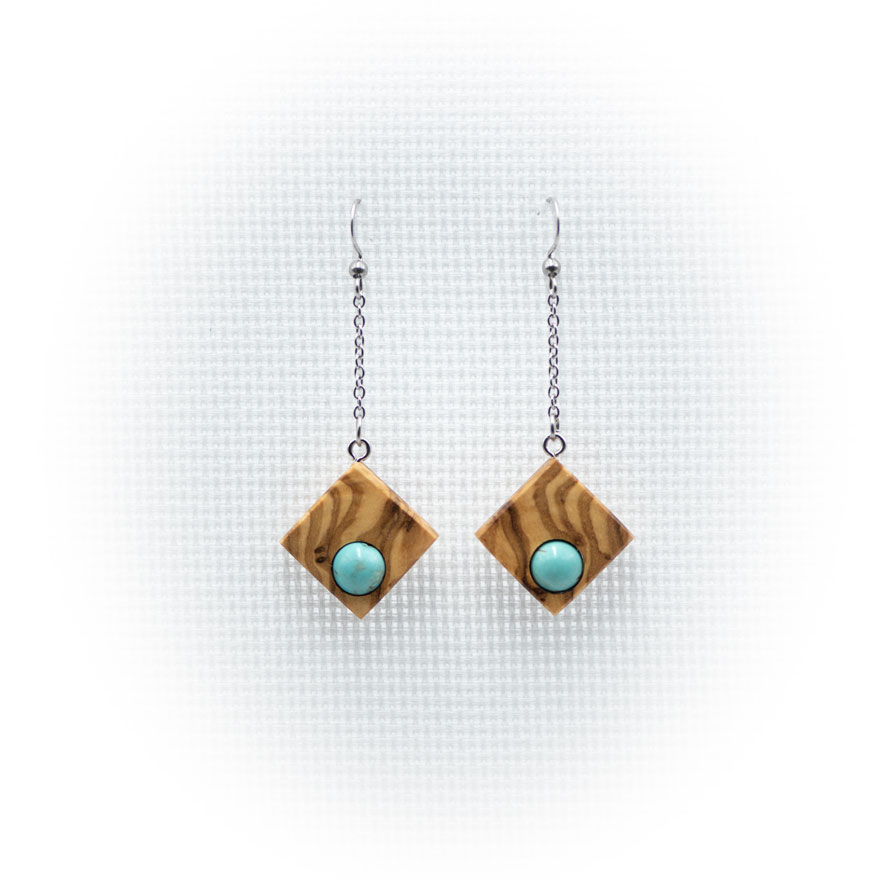 Pendientes artesanales de madera de olivo con piedras turquesas hecho en Cazorla (Jaén)